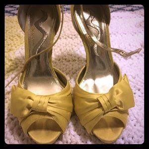 Bright yellow gorgeous heel